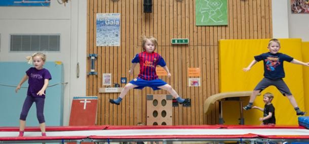 Kinder turnen im Wald 