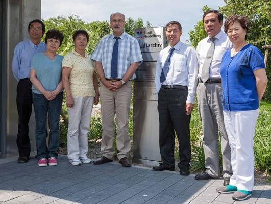 Die Gespräche mit den Archivkollegen aus der Provinz Shandong erfolgen in aufgeschlossener, ja freundschaftlicher Atmosphäre. Zurück in der Heimat will man unterstützend auf ein Kooperationsprojekt der Stadtarchive von Jinan und Heidelberg einwirken (Foto: Stadt Heidelberg)