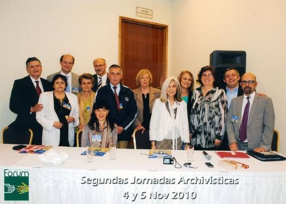 ReferentInnen des Archivtags in Valparaíso mit der Witwe und Nachlassverwalterin des bekannten argentinischen Schriftstellers Jorge Luis Borges, María Kodama (1. Reihe, dritte von rechts) als Keynote Speaker (Foto: Stadt Heidelberg)