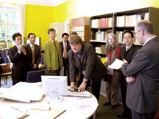 Delegation der Shanghai Municipal Archives unter Leitung des stellvertretenden Generaldirektor CANG Dafang (zweiter von rechts) (Foto: Stadt Heidelberg)