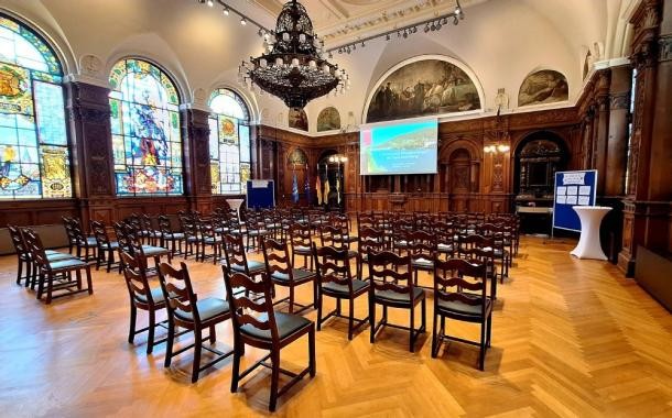 3. Heidelberger Pflegekonferenz im Rathaussaal (Foto: Stadt Heidelberg) Bestuhlter Rathaussaal mit Präsentation der Pflegekonferenz