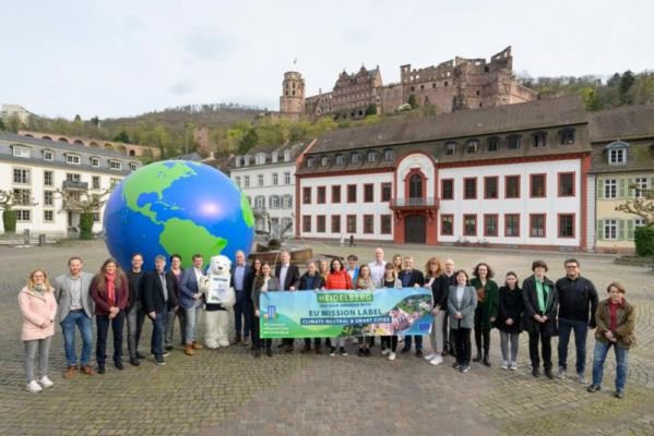 Bild der Kooperationspartnerinnen und -partner des Klimastadt-Vertrags auf dem Karlsplatz 