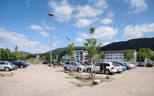 Julius-Springer-Schule nachher. (Foto: Stadt Heidelberg) Julius-Springer-Schule, Blick auf Parkfläche.