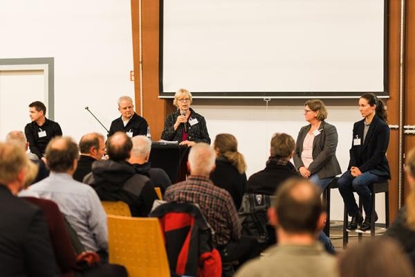 Kreislaufwirtschaft im Bauen (Foto: Hermann Mayer) Diskussion im Plenum der Informationsveranstaltung