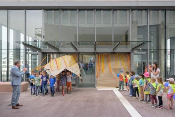 Kindergartenkinder aus Bergheim und der Bahnstadt sorgen für den Durchbruch auf der neuen Fußgängerbrücke zwischen dem Querbahnsteig des Hauptbahnhofes und dem Europaplatz. (Foto: Philipp Rothe) Kindergartenkinder aus Bergheim und der Bahnstadt sorgen für den Durchbruch auf der neuen Fußgängerbrücke zwischen dem Querbahnsteig des Hauptbahnhofes und dem Europaplatz.