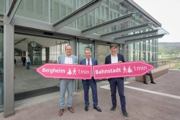 Oberbürgermeister Eckart Würzner (l.), Erster Bürgermeister Jürgen Odszuck (r.) und Kai M. Dreesbeimdiek, Geschäftsführer der Gustav Zech Stiftung Management GmbH, eröffnen die neue Fußgängerbrücke zwischen Hauptbahnhof und Europaplatz. (Foto: Philipp Rothe) Oberbürgermeister Eckart Würzner (l.), Erster Bürgermeister Jürgen Odszuck (r.) und Kai M. Dreesbeimdiek, Geschäftsführer der Gustav Zech Stiftung Management GmbH, eröffnen die neue Fußgängerbrücke zwischen Hauptbahnhof und Europaplatz und halten dabei Pfeile mit der Aufschrift Bergheim und Bahnstadt