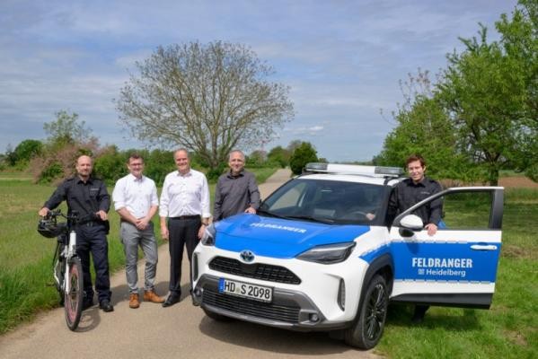 Oberbürgermeister Eckart Würzner (3.v.l.), Bürgermeister Raoul Schmidt-Lamontain (2.v.l.) und Jochen Kohn vom Umweltamt (4.v.l.) haben die beiden neuen Feldranger Wolfgang Schröder (l.) und Justus Düssel (r.) im Handschuhsheimer Feld vorgestellt. Die Feldranger sind künftig mit E-Bike und Fahrzeug in den Feldern rund um Heidelberg unterwegs. Gruppenbild auf dem Feld