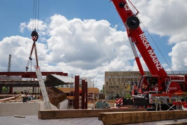 Das erste Brückenelement (links) sitzt auf der neuen Gneisenaubrücke, die künftig mit dem Rad oder zu Fuß überquert werden kann. Ein großer Autokran hat es am Donnerstag, 16. Mai 2024, eingehoben. Baustelle mit einem Kran.