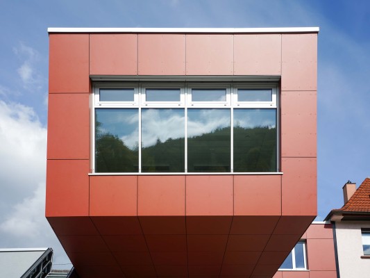 Der Neubau des Feuerwehrgerätehauses wurde in energieeffizienter Passivhausweise mit einem Obergeschoss aus Holz errichtet. (Foto: Leone Schuch) Der Neubau des Feuerwehrgerätehauses wurde in energieeffizienter Passivhausweise mit einem Obergeschoss aus Holz errichtet.