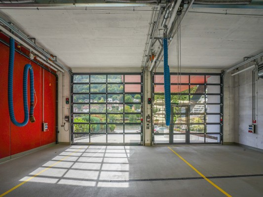 Die Fahrzeughalle im Feuerwehrgerätehaus Ziegelhausen bietet Platz für drei Einsatzfahrzeuge. (Foto: Leone Schuch) Die Fahrzeughalle im Feuerwehrgerätehaus Ziegelhausen bietet Platz für drei Einsatzfahrzeuge.