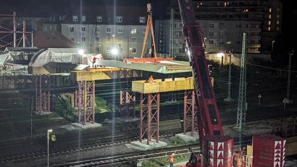 Die Gneisenaubrücke hat ihr erstes Segment erhalten, das direkt über den Bahngleisen liegt. Das geschah in Rekordzeit während einer Fahrpause der Deutschen Bahn. (Foto: Stadt Heidelberg) Man sieht das Bild einer Baustelle