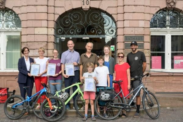 Amtsleiterin Bärbel Sauer (links) und der städtische Fahrradbeauftragte Jochen Sandmaier (vierter von rechts) überreichten Vertretenden von vier Heidelberger Schulen die Auszeichnung ihre besonders herausragende Leistung beim Stadtradeln. Unter den 20 besten Teams in Heidelberg waren in diesem Jahr acht Schulen vertreten. (Foto: Philipp Rothe) Fahrradfahrer vor dem Rathaus