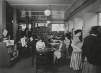 Blick in den Lesesaal des Heidelberger Amerika-Hauses Ende der 1940er Jahre. (Foto: Stadtarchiv Heidelberg)