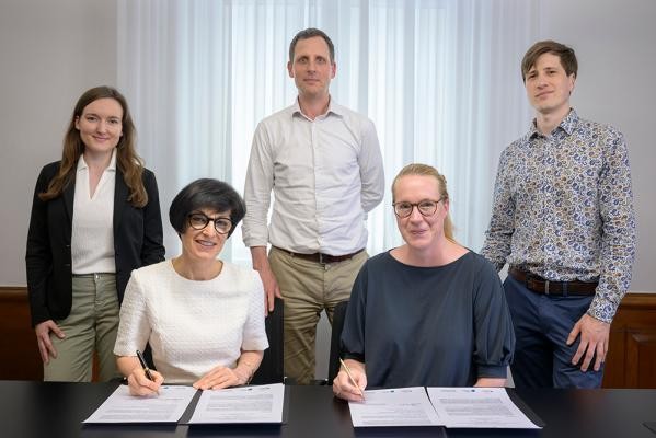 Kooperation besiegelt: Die Regionale Entwicklungsagentur für kommunales Bildungsmanagement Hessen (REAB Hessen) begleitet künftig Heidelbergs Weg als Bildungskommune. Sitzend (v.l.): Bürgermeisterin Stefanie Jansen und Julia Klausing (REAB Hessen), stehend (v.l.): Elena Männle (Projektkoordinatorin im Amt für Schule und Bildung der Stadt Heidelberg), Sascha Lieneweg (Leitung Amt für Schule und Bildung der Stadt Heidelberg), Julian Santner (REAB Hessen). (Foto: Philipp Rothe) Gruppe beim Unterzeichnen der Kooperationsvereinbarung