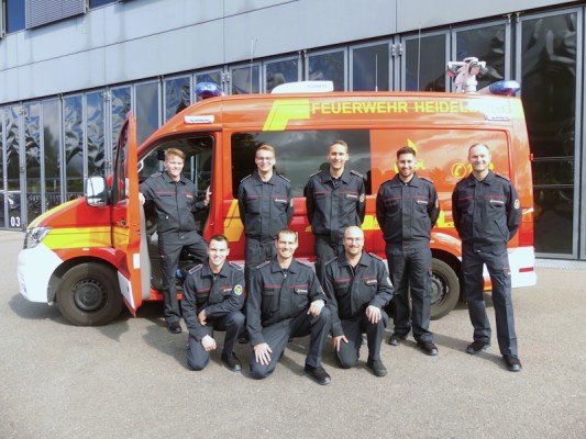 GAL 2024 Gruppenbild der Lehrgangsteilnehmer vor einem Einsatzleitwagen