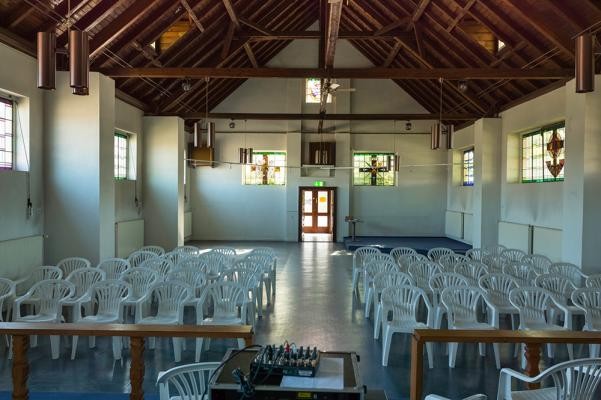 Die ehemalige Chapel aus den 1930er Jahren auf dem Hospitalgelände wird zu einem lebendigen Nachbarschaftstreff und Begegnungsstätte. (Foto: Diemer) In einer Kapelle mit Holzdachstuhl stehen weiße Plastikstühle.