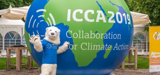 Klimaschutz-Maskottchen Eisbär vor einem aufgeblasenen Ballon in Form einer Weltkugel. (Foto: Buck) Klimaschutz-Maskottchen Eisbär vor einem aufgeblasenen Ballon in Form einer Weltkugel. (Foto: Buck)