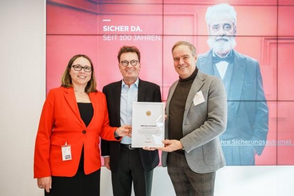 Oberbürgermeister Eckart Würzner überreichte den Geschäftsführenden Adalbert Neumann und Esther Hoffmann das Heidelberger Wirtschaftssiegel (v.l.). (Foto: Andreas Henn) Gruppenfoto mit Urkunde.