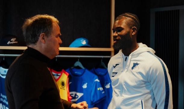 Oberbürgermeister Eckart Würzner im Gespräch mit Stürmer Ihlas Bebou, TSG Hoffenheim (Foto: TheVision) Oberbürgermeister Eckart Würzner im Gespräch mit Stürmer Ihlas Bebou, TSG Hoffenheim