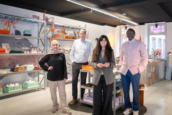 Die aktuellen Mieter im Konzeptladen „HeartWork“ (von links): Silja Aebersold-Keles, Alexandre Micoulet, Seda Demir und Madiagne Diop. (Foto: Christian Buck) Gruppenfoto im Konzeptladen