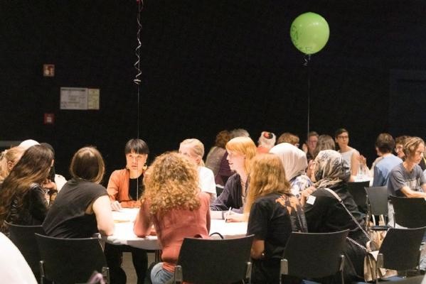 Frauenkonferenz im Karlstorbahnhof im September 2024. (Foto: Sabine Arndt) Frauen sitzen gemeinsam an einem Tisch.