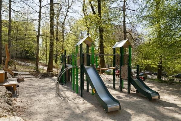 Das neue Hauptspielgerät des neu gestalteten Spielplatzes am Boxbergring-Süd. (Foto: Stadt Heidelberg) Spiel- und Klettergerüst mit zwei Rutschen auf einem Spielplatz.