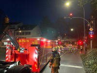 Die Feuerwehr Heidelberg nutzte die planmäßige nächtliche Sperrung des Schlossbergtunnels wegen Wartungsarbeiten, um für den Ernstfall zu trainieren. (Foto: Feuerwehr Heidelberg) Einsatz der Feuerwehr iin der Nacht mit Löschfahrzeug.