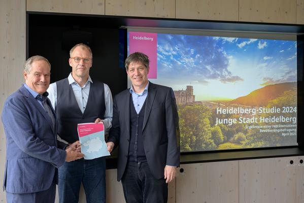 Stellten die Heidelberg-Studie 2024 vor (v. l.): Oberbürgermeister Eckart Würzner, Dr. Carsten Schaber (Amt für Stadtentwicklung und Statistik) und Erster Bürgermeister Jürgen Odszuck. (Foto: Rothe) Drei adrette Herren halten ein Dokument.