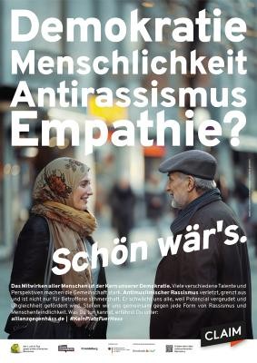 Veranstaltungsplakat Aktionswochen gegen anti-muslimischen Rassismus Plakat mit der Aufschrift "Demokratie Menschlichkeit Antirassismus Empathie? Schön wärs.". Im Zentrum sind eine Frau mit Kopftuch und ein Herr zu sehen, die sich anlächeln.