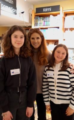 Autorin und Scouts nach der Lesung (Foto: Literaturscouts) Autorin und Scouts nach der Lesung (Foto: Literaturscouts)