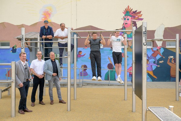 Umweltbürgermeister Raoul Schmidt-Lamontain, Schulleiter Uli Richard Liebler und Oberbürgermeister Prof. Dr. Eckart Würzner (vorne von links nach rechts) weihten gemeinsam mit Vertretern von Stadt und Politik sowie Schülerinnen und Schülern der Schule die neuen Sportanlagen feierlich ein. (Foto: Rothe)