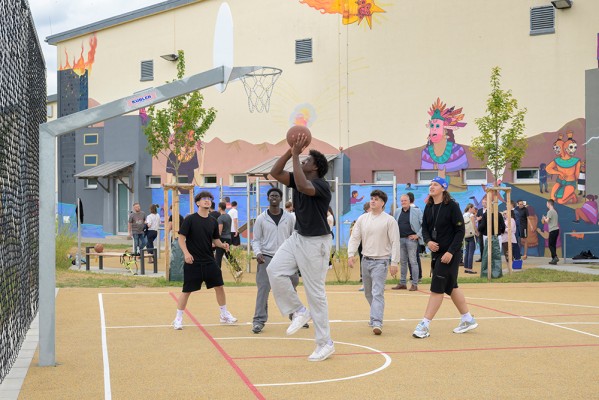 Neben einem neuen Streetballfeld und einer Calisthenics-Anlage pflanzte das städtische Landschafts- und Forstamt auch zahlreiche Bäume und andere Grünanlagen auf dem Schulgelände, um das Schulgelände grüner und klimafreundlicher zu gestalten. (Foto: Rothe)