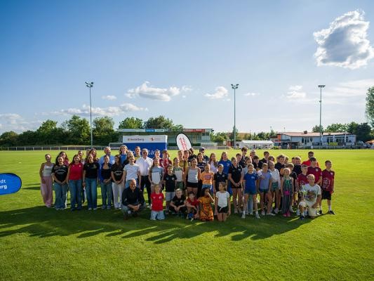Heidelbergs Kinder- und Jugendsportler wurden für ihre beachtlichen Erfolge und Leistungen des Vorjahres ausgezeichnet. (Foto: Dittmer) Eine große Gruppe Schülerinnen und Schüler posiert auf einem Sportfeld.