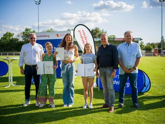 V.l.: Gert Bartmann, Leiter des Sportamtes, Lilia Reinhardt (3. Platz Jugendsportlerin des Jahres), Noelle Benkler (Jugendsportlerin des Jahres), Luna Zimmermann (2. Platz), Oberbürgermeister Eckart Würzner und Dr. Peter Schlör, Vorsitzender des Sportkreises Heidelberg. (Foto: Dittmer) Drei Herren und drei Schülerinnen posieren auf einem Sportfeld.