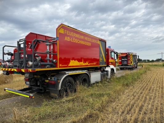 Ein geparktes Fahrzeug neben dem Übungsgelände