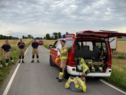 Feuerwehrmann erklärt spezielle Schutzausrüstung bei Vegetationsbränden