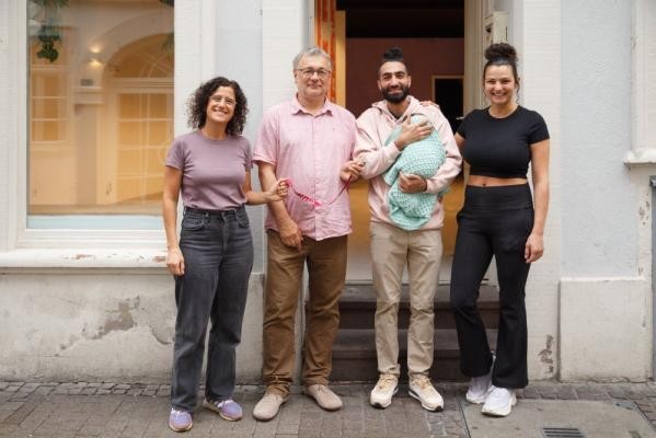 Shiva Hamid (von links) von der Stabsstelle Kultur- und Kreativwirtschaft der Stadt Heidelberg und Vermieter Mario Fadani überreichen den Schlüssel an die Nachmieter des „HeartWork“: Pajam Ghara Ghomi und Sofia Leser. (Foto: Stadt Heidelberg) Shiva Hamid und Mario Fadani stehen gemeinsam mit Pajam Ghara Ghomi und Sofia Leser vor der dem noch leeren Ladengebäude des "HeartWork"-Projektes.