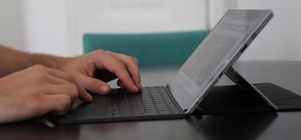 Leitlinien (Foto: Heidelberg) Tablet aufgestellt mit Tastatur