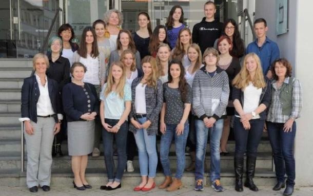 Schülerinnen und Schüler des Hölderlin-Gymnasiums mit ihren Gästen aus Politik, Schule und Verwaltung (Foto: Rothe)