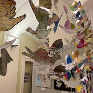 Gebastelte Friedenstauben im Rathaus (Foto: Stadt Heidelberg) Gebastelte Friedenstauben im Rathaus