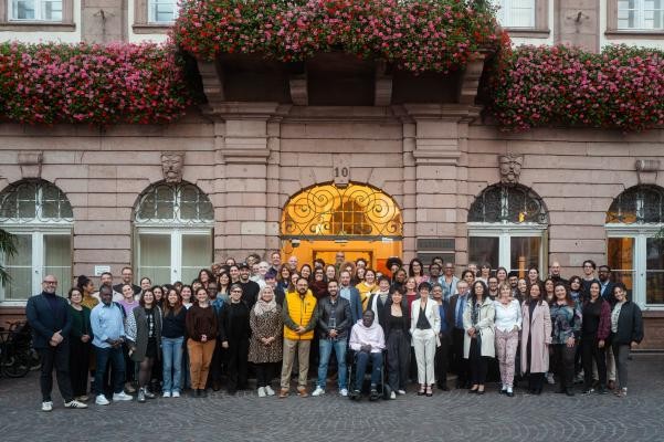 Mitglieder des Runden Tischs gegen Rassismus vor dem Rathaus: Um das Engagement für ein gleichberechtigtes Miteinander und Menschenrechte weiter auszubauen, hat die Stadt Heidelberg im Herbst 2024 den Runden Tisch gegen Rassismus eingerichtet, an dem Zivilgesellschaft, Kommunalpolitik und Stadtverwaltung regelmäßig zusammenkommen. Die ECCAR unterstützte den Aufbau des Gremiums. (Foto: Dennis Panzer) Gruppenfoto der Mitglieder des Runden Tisches vor dem Rathaus.