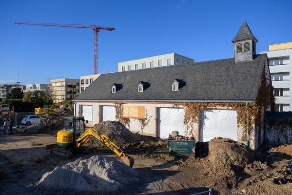 Das ehemalige Kirchengebäude an der Marie-Marcks-Straße auf dem Hospital-Areal in Heidelberg-Rohrbach wird derzeit zu neuem Leben erweckt. (Foto: Philipp Rothe) Zu sehen ist das Kirchengebäude an einem Sonnigen Tag. Im Hintergrund sieht man den blauen Himmel und einen Baukran.