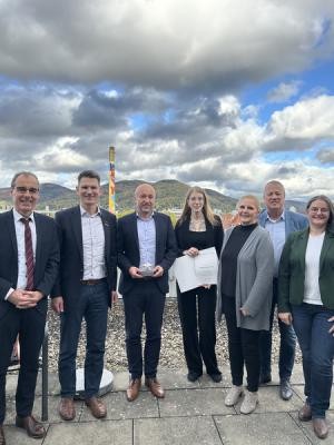 Überreichung des Heidelberger Ausbildungspreises an Violetta Zito (4. von links), Jahrgangsbeste im Bereich Industrie und Handel, mit (von links) Uli Richard Liebler (Leiter Julius-Springer-Schule), Marc Massoth (Leiter Amt für Wirtschaftsförderung und Wissenschaft), Rüdiger Albert (Regionalleiter IB) sowie weiteren Kooperationspartnern und Betreuern. (Foto: Stadt Heidelberg) Überreichung des Heidelberger Ausbildungspreises an Violetta Zito (4. von links), Jahrgangsbeste im Bereich Industrie und Handel, mit (von links) Uli Richard Liebler (Leiter Julius-Springer-Schule), Marc Massoth (Leiter Amt für Wirtschaftsförderung und Wissenschaft), Rüdiger Albert (Regionalleiter IB) sowie weiteren Kooperationspartnern und Betreuern. (Foto: Stadt Heidelberg)