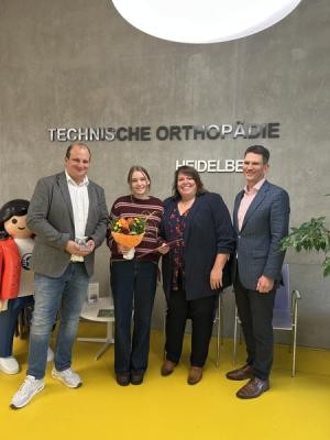 Johanna Riedinger (2. von links) erhielt den Heidelberger Ausbildungspreis im Bereich Handwerk und Landwirtschaft durch Marc Massoth (rechts, Leiter Amt für Wirtschaftsförderung und Wissenschaft) überreicht. Merkur Alimusaj (Ausbilder) und Janina Schaible (Personalabteilung) freuen sich mit. (Foto: Stadt Heidelberg) Johanna Riedinger (2. von links) erhielt den Heidelberger Ausbildungspreis im Bereich Handwerk und Landwirtschaft durch Marc Massoth (rechts, Leiter Amt für Wirtschaftsförderung und Wissenschaft) überreicht. Merkur Alimusaj (Ausbilder) und Janina Schaible (Personalabteilung) freuen sich mit. (Foto: Stadt Heidelberg)