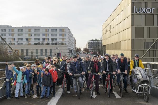 Zum ersten Mal über die neue Brücke: Mit der Klasse 2a der Bahnstadt-Grundschule eröffnen OB Eckert Würzer (von links), Elke Zimmer, Staatssekretärin im Ministerium für Verkehr Baden-Württemberg, Erster Bürgermeister Jürgen Odszuck und Bürgermeister Raoul Schmidt-Lamontain (r.) die neue Da-Vinci-Brücke. (Foto: Rothe) Gruppe steht auf der Brücke und schneidet symbolisch ein Absperrband durch.