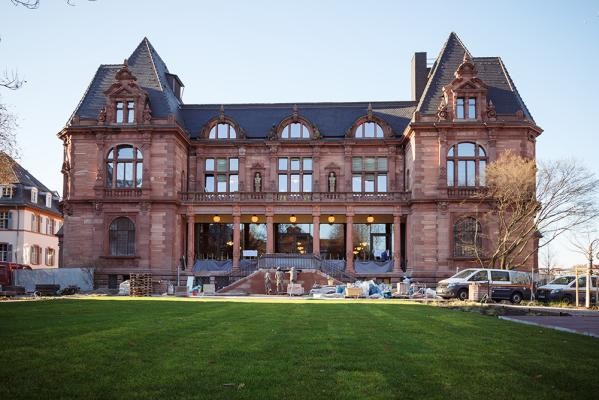 Ebenso wie die Sanierung des Konzerthauses Stadthalle im Inneren ist auch die Neugestaltung des Montpellierplatzes an der Ostseite nahezu abgeschlossen. Kürzlich wurden unter anderem der Rasen angelegt sowie Stauden- und Gehölzpflanzungen vorgenommen. Der Platz bietet als attraktive Aufenthaltsfläche künftig noch mehr Grün und Sitzgelegenheiten. (Foto: Nicolaus Niebylski) Stadthalle von außen bei der Sanierung