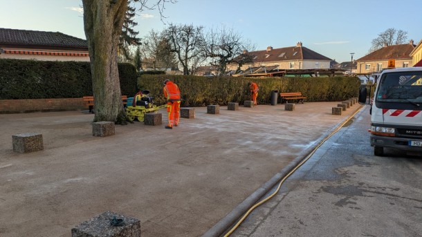 Auszubildende im Garten- und Landschaftsbau arbeiten am Kastanienplatz im Pfaffengrund. Der Platz wurde im Rahmen einer Ausbildungsbaustelle vom Landschafts- und Forstamt der Stadt Heidelberg wieder aufgewertet. Zwei Personen verrichten Arbeiten am Kastanienplatz.