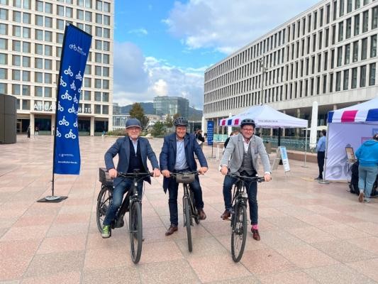 Von links: Winfried Hermann, Verkehrsminister des Landes Baden-Württemberg, Oberbürgermeister Eckart Würzner und Mobilitätsbürgermeister Raoul Schmidt-Lamontain stellten im Rahmen eines öffentlichen Gesprächs auf dem Europaplatz den aktuellen Stand der Radplanung in Heidelberg und Baden-Württemberg vor. (Foto: Stadt Heidelberg) Zu sehen sind von links nach rechts: Winfried Herrmann, Verkehrsminister des Landes Baden-Württemberg, Oberbürgermeister Eckart Würzner und Mobilitätsbürgermeister Raoul Schmidt-Lamontain mit ihren Fahrrädern auf dem Europaplatz an der Südseite des Hauptbahnhofes Süd