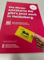 Die Ehrenamtskarte kommt (Foto: Stadt Heidelberg) Plakat, das auf den Start der Ehrenamtskarte in Heidelberg hinweist und diese symbolisch zeigt