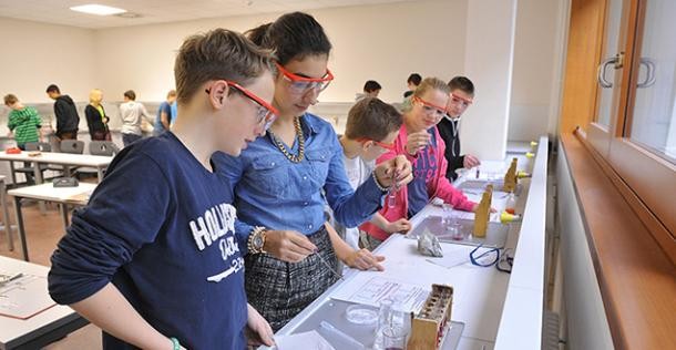 Schülerinnen und Schüler im Schullabor der IGH (Foto: Dorn)